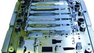 Drahterosive Großanlagen, die Werkstücke in Abmessungen von bis zu 2000 mm × 1600 mm × 395 mm und einem Gewicht von 4000 kg bearbeiten können, sind nötig, um solche Folgeverbundwerkzeuge bearbeiten zu können. Bild: Mitsubishi (Archiv: Vogel Business Media)