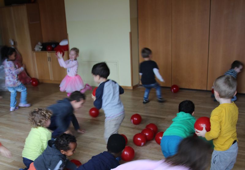 Bringen Sie mit uns den roten PROCESS-Ball #insRollen! Ob in Kindergarten, Schule, Jugendeinrichtung,... Sagen Sie uns einfach, wie viele Bälle sie verteilen möchten. Details zur Aktion: www.process.de/insrollen (Bild: PROCESS)