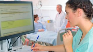 Auf Patientendaten sollte nur das medizinische Fachpersonal zugreifen können. Der spezielle Schutz dieser Daten kann beispielsweise durch eine Single-Sign-on-Lösung erfolgen. (© auremar - stock.adobe.com)