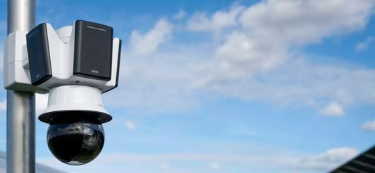 Fortschrittliche Radar-Technologie trifft auf eine integrierbare PTZ-Kamera: „Axis D2122/D2123-VE Radar“ ermöglicht zuverlässige Objekterfassung und -verfolgung aus nahezu jedem Winkel und bei allen Wetter- und Lichtverhältnissen. (Bild:  Axis Communications AB)