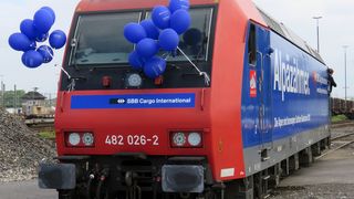 In Köln Eifeltor präsentierte das Schweizer Eisenbahnverkehrsunternehmen SBB Cargo International die erste von neun Lokomotiven im neuen „Alpäzähmer“-Look, die den Gotthard-Basistunnel befahren sollen. (Bild: SBB Cargo International)