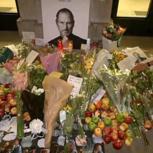 Vor dem Apple Store in London nach dem Tod von Steve Jobs.(Bild:  Apple Store London Regent Street after death of Steve Jobs /Yamen / CC BY-SA )