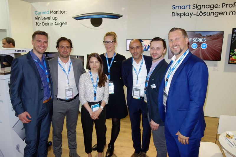 (v. l.) Ralph Güssgen, Ingram Micro, Thomas Spanidis, Samsung, Sandra Gallina und Manuela Dippl, Ingram Micro, Bel Zidane, Samsung, Piero Kesapli, Ingram Micro, und Oliver Rösgen, Samsung. (Bild: IT-BUSINESS)