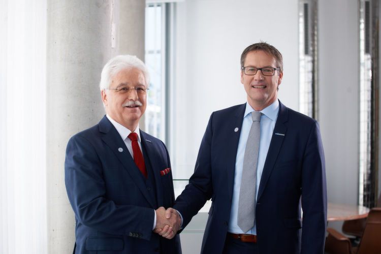 Siegfried Drost (li.) scheidet zum 31. März 2019 aus Altersgründen bei Uhlmann Pac-Systeme aus und übergibt die Geschäftsführung Vertrieb an seinen Nachfolger Michael Mrachacz, derzeit Leiter Customer Support & Services bei Uhlmann. Unsere Bildergalerie „In aller Kürze: Personalmeldungen aus der Prozessindustrie“ zeigt Ihnen kompakt die personellen Veränderungen in den Chefetagen der deutschen Prozess- und Chemieindustrie. Den jeweiligen passenden Beitrag finden Sie hier. (Bild: Uhlmann Pac-Systeme)