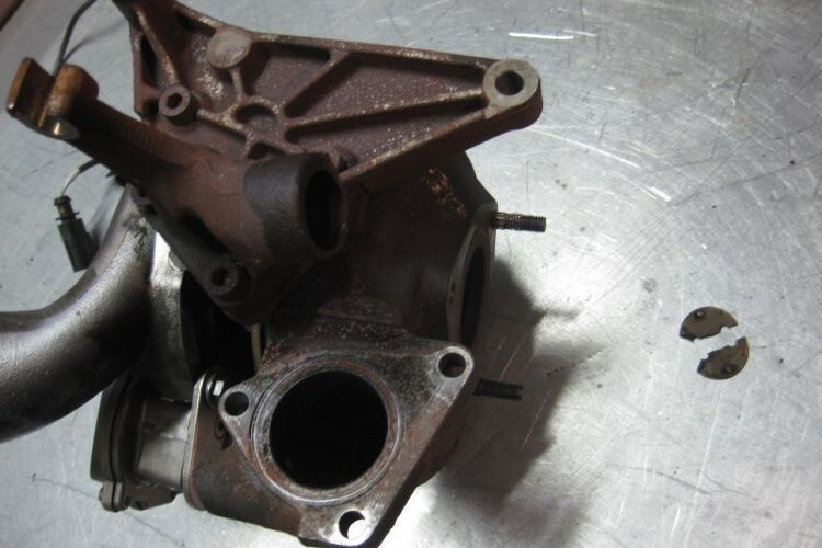 Die ausgebaute Turboeinheit mit besagter Klappe: Ein mechanischer Fehler, der in keinem Diagnoseprogramm Berücksichtigung findet. (Foto: FCD)