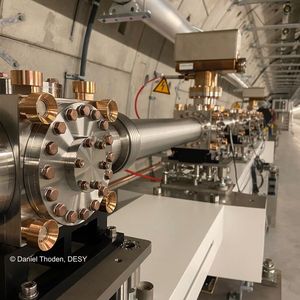 Wakefield Struktur, montiert auf dem Girder aus Nanodure-Beton(Bild:  Desy, Daniel Thoden)