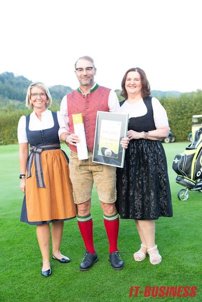 Bruttosieger des Tages wurde Michael Huber (WithSecure), eingerahmt von Stephanie Steen (l.) und Lilli Kos (IT-BUSINESS). (Bild: Vogel IT-Medien GmbH)