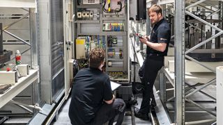 Aktuell wechseln sich alle zwei Monate Wartungen und Inspektionen ab, hier am Regalbediengerät im Inneren des MLS. (Bild: Boll & Kirch Filterbau GmbH)