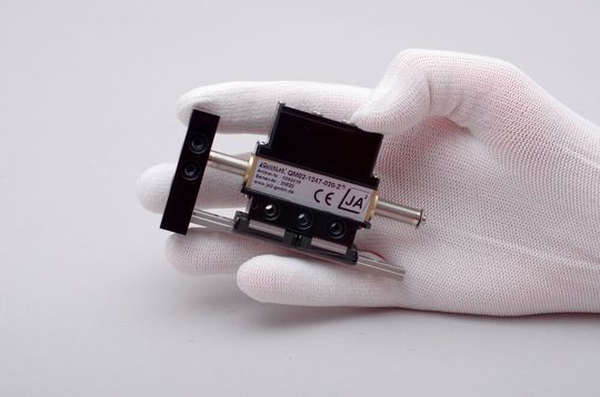 Das Linearmotormodul vom Typ QM02-1247 mit einer Baubreite von 18 mm leistet eine Spitzenkraft von 10,5 N und steht ab sofort in vier Ausführungen zur Verfügung.(Bild:  Jung Antriebstechnik u. Automation)