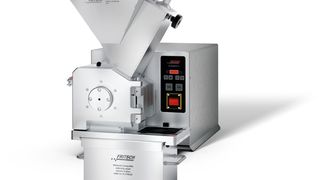 Universal Schneidmühle Pulverisette 19 large mit Schüttgut-Trichter und Schieber (Bild: Fritsch)