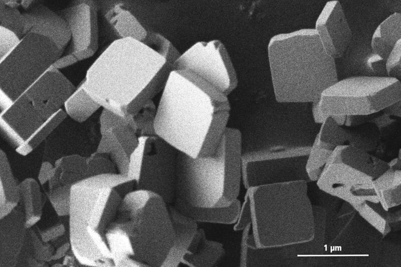 Elektronenmikroskopische Aufnahme der plättchenförmigen Lithium-Kobaltphosphat-Kristalle.  (TU München)