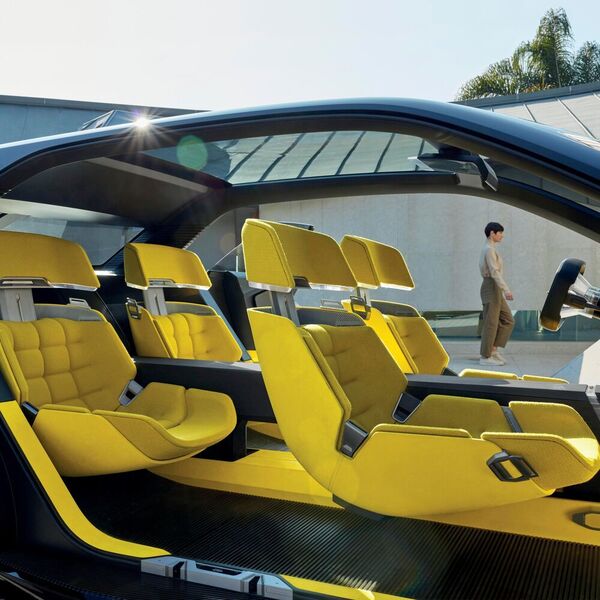 Der Innenraum ist bei der Travel-Variante sehr großzügig: Fahrer, Beifahrer und Fondpassagiere nehmen auf Einzelsitzen Platz. (Renault )