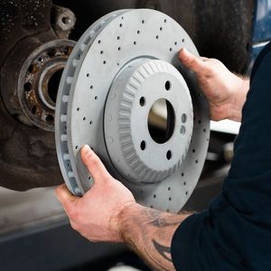 Zweiteilige Bremsscheiben für zahlreiche Modelle von BMW und Mercedes bietet Meyle seinen Kunden in OE-Qualität. (Bild:  Paul Kletke – Meyle)