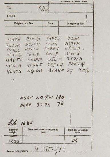 Der Code enthält 27 Buchstabengruppen. Möglicherweise war das britische Bomber Command der Adressat der Nachricht. Unterzeichner war ein Sergeant namens Stot. (Bild: 4YEO)
