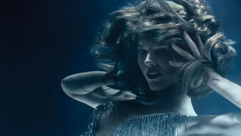 Der Pirelli-Kalender 2026 – „The Cal“ – inszeniert bekannte Frauen auf künstlerische Art (im Bild Eva Herzigova). (Bild: © Pirelli Calendar 2026 by Sølve Sundsbø)