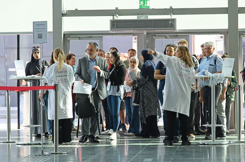 Am Empfang erhielten alle Besucher ihr Einlass-Badge. Wer sich nicht bereits vorab registriert hatte, konnte dies vor Ort nachholen – weiterhin kostenfrei.    Mehr Infos zu den kommenden LAB-SUPPLY-Messen finden Sie auf www.lab-supply.info (Bild: Stefan Stark)
