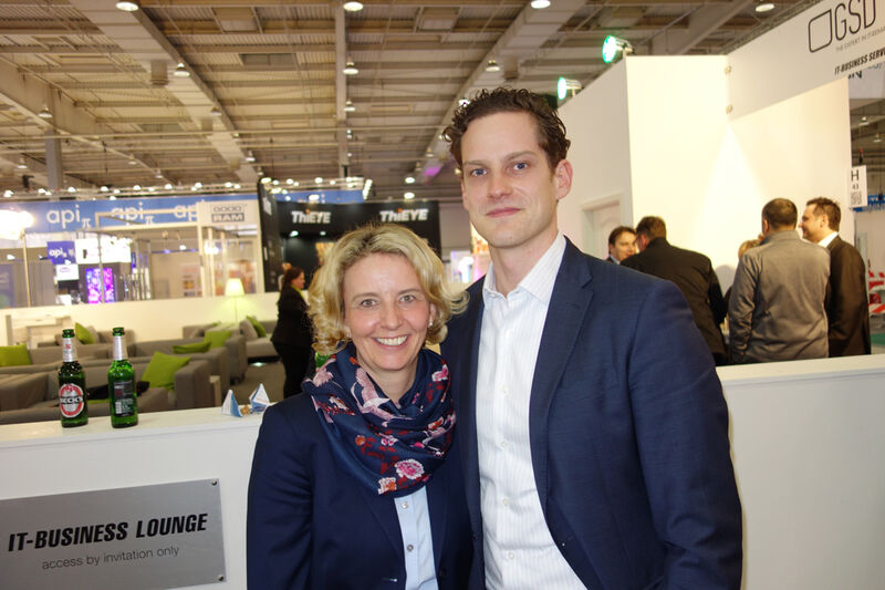 Stephanie Steen, IT-BUSINESS mit ihrem Mitfahrer Marius Holmer, Spiceworks. (Bild: IT-BUSINESS)