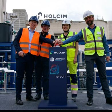 V.l.n.r.: Prof. Oliver Zielinski, Dr. Torsten Brinkmann (Hereon), Lisa Büscher (Holcim Deutschland) und Patrick Schiffmann (Cool Planet Technologies) drücken den „Roten Knopf“ zur Inbetriebnahme der Testanlage. (Bild: Hereon/Rabea Osol)