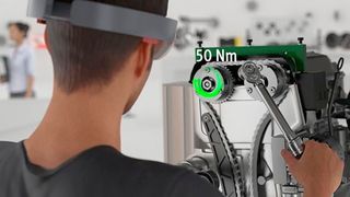 Die Mixed-Reality-Brille spiegelt Informationen direkt ins Sichtfeld des Nutzers. (Schaeffler)
