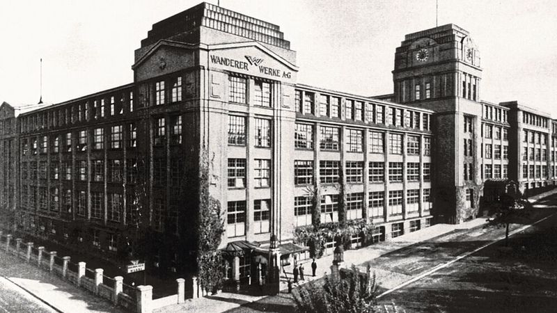 Das ehemalige Wanderer-Werk in Schönau bei Chemnitz. Die Hauptverwaltung der Auto Union war anfangs im DKW-Stammwerk Zschopau. Sie wurde erst 1936 in die umgebauten und erweiterten Gebäude der ehemaligen Chemnitzer Presto-Werke verlegt. (Bild: Audi)