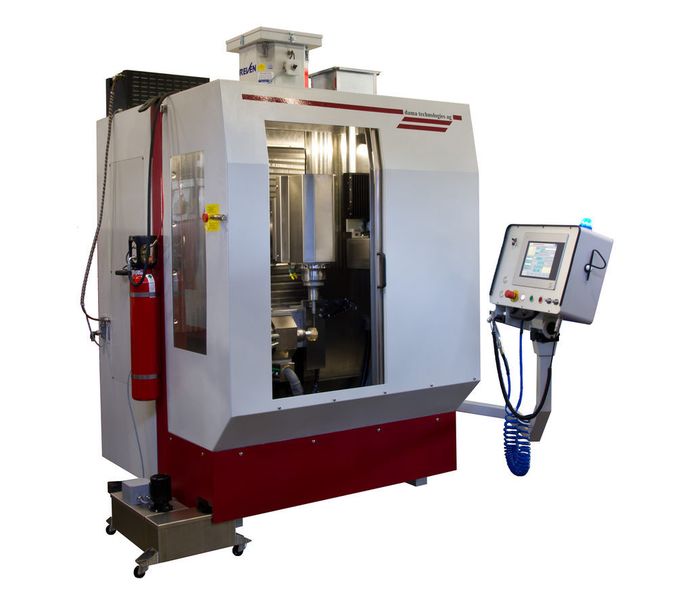 Ideal für die fünfachsige Bearbeitung sprödharter Materialien: die Dama-Ultraschall-Schleifmaschine USG 500. (Bild: Dama/Lehmann)