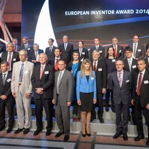 Gruppenbild der Gewinner und Finalisten(Europäisches Patentamt)