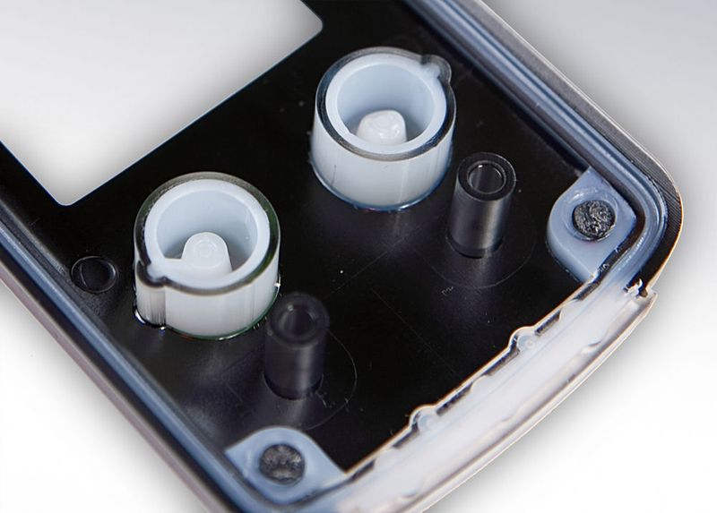 Blick ins Innere: Bei kundenspezifischen Gehäusen sind unterschiedliche Materialkombinationen möglich, beispielsweise eine Blechbiegelösung mit Aluminium-Druckguss. (Bild: Polyrack)