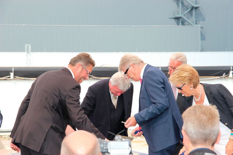 Bei den abschließenden Verschönerungsarbeiten kommt auch Herr Loh zum Zug. (Bild: Reinhold Schäfer)