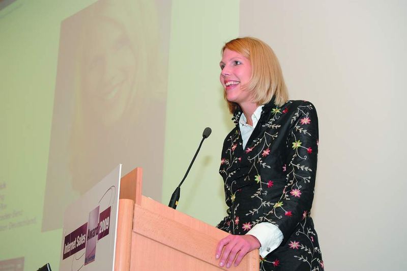 Friederike Balk, Marketingleiterin der Daimler AG Mercedes Benz Vertriebsorganisation Deutschland gratulierte den anwesenden Beresa-Mitarbeitern persönlich. (Archiv: Vogel Business Media)