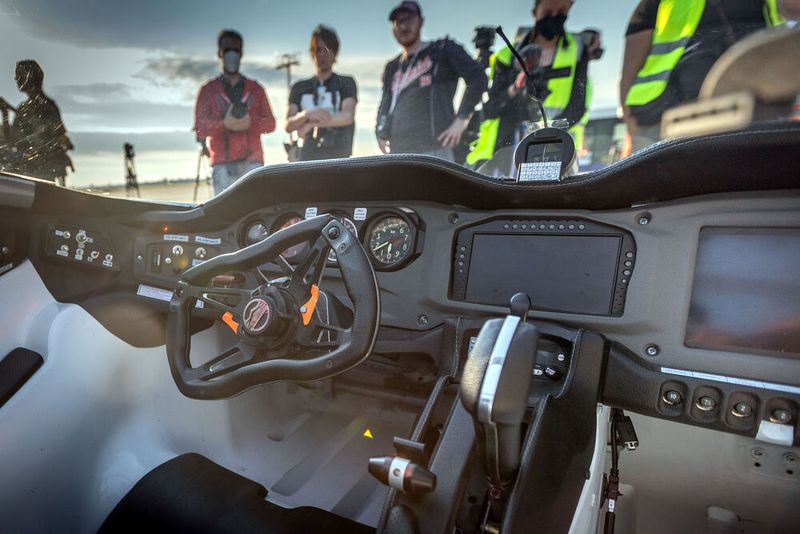 Selten war der Begriff Cockpit“ in einem Auto so zutreffend. (Bild: Klein Vision)