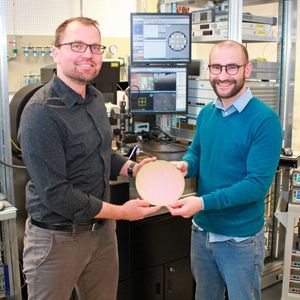Platz 46: Das 2022 gegründete Unternehmen Hyphox hat einen photonischen Sensor entwickelt, der nun in die Massenproduktion gehen soll. Mit diesem Sensor könne ein Analysetool in Flüssigkeiten Viren, Giftstoffe oder Bakterien in Echtzeit finden. Geeignet sei diese Technologie sowohl für die Wissenschaft, als auch für die Industrie. (Bild:  Hyphox)