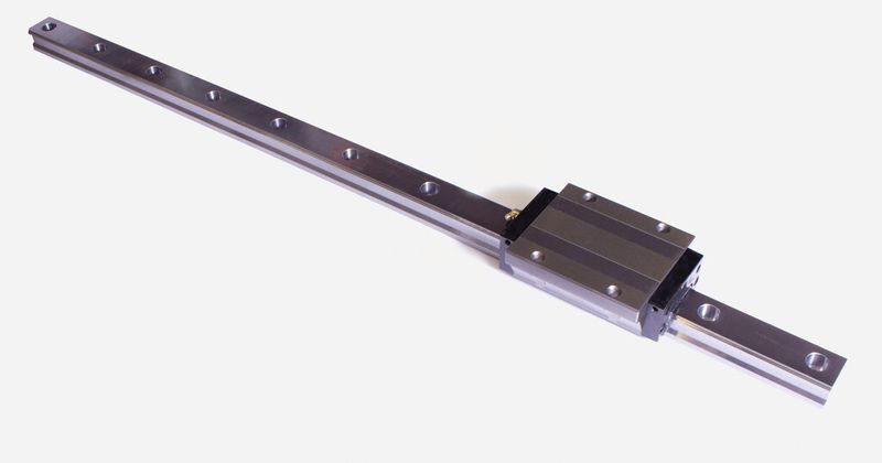 Bild 5: Die NR-THK-Linearführung kann zur Befestigung normalerweise nur von oben oder unten verschraubt werden. Nach der Anpassung für Kampf lässt sie sich auch von beiden Seiten befestigen. (Bild: THK)