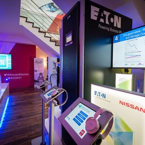 Für Anwendungen im privaten und gewerblichen Sektor kooperiert Eaton mit dem Automobilhersteller Nissan, um eine integrierte Anlage zu entwickeln, die verschiedene Aspekte von Energiespeicherung in einem System vereint.