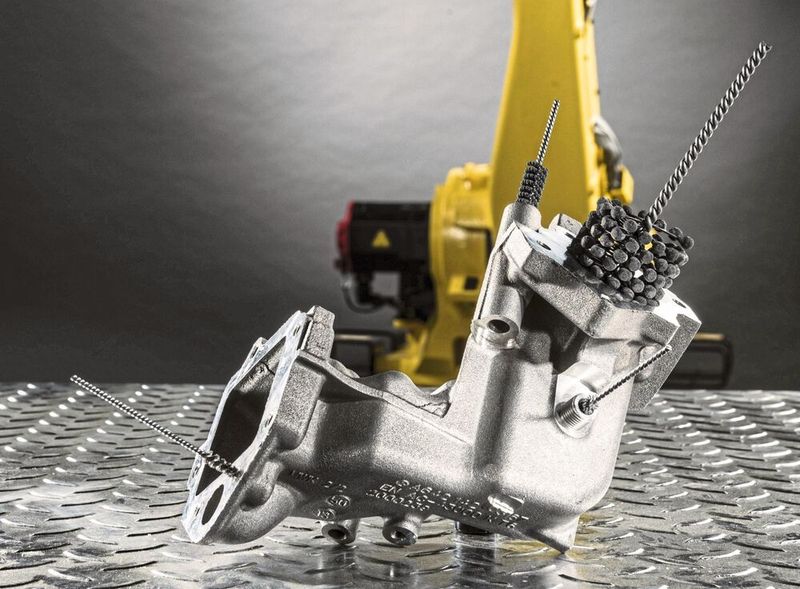 Alphahon and honing brushes from Kullen-Koti are used in many industries for deburring bores — in engine construction, for example, for optimising cylinder and piston running surfaces. (Source: Kullen-Koti)