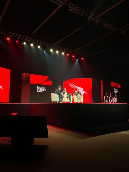 Panel-Diskussion mit Mercedes-Benz: (v. l.) Mike Sentonas (President, Crowdstrike), Daniel Eitler (Chief Data & AI Officer and Group CISO, Mercedes-Benz), Patrick Gemein (CISO, Mercedes-Benz AG und Mercedes-Benz Mobility AG) (Bild: Vogel IT-Medien)