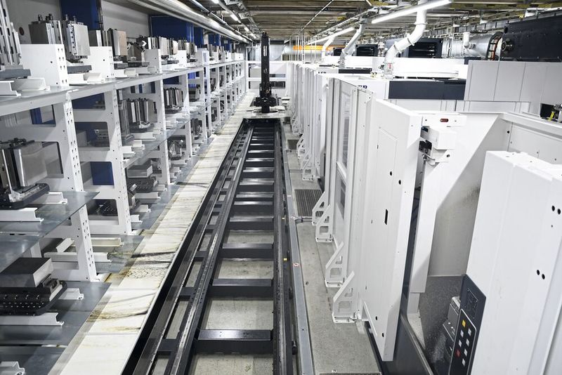 In einer der verketteten Anlagen von Rohde & Schwarz in Teisnach werden vier baugleiche „Heller HF 5500“ über ein Palettenhandhabungssystem „PHS 1500“ samt schienengebundenem Werkstückhandling mit Aluminiumbauteilen versorgt. (Bild: Gressel)