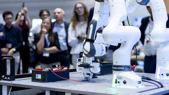 Die Franka Dual-Arm Roboterzelle ist darauf trainiert, verschiedene Werkzeuge und Handgriffe im Industriebereich anzuwenden. Hier zeigt die Zelle die geschickte Kabelführung bei der Kabelbaumontage. Um ihre Fähigkeiten weiterzuentwickeln, nutzt das System Simulationen digitaler Zwillinge. Entwickelt wird die Roboterzelle von der Technischen Universität München (TUM), dem Jožef Stefan Institute (JSI) und der Universität Bremen.(Bild:  DLR)