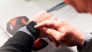 Um zunächst einmal zu messen, wann Interaktion mit KI stressig wird, kommen Smartwatches zum Einsatz. (Bild: FH Bielefeld/Patrick Pollmeier)