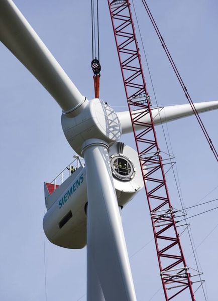 Der erste Prototyp der Weltrekord-Windturbine auf dem Weg durch Dänemark, bei Aufbau und Tests (Siemens)