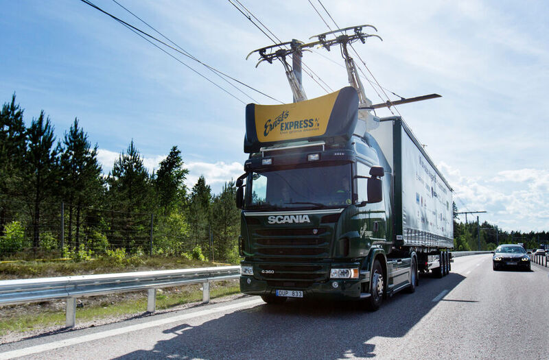 Der schwedische Hersteller Scania setzt modifizierte Laster bei Tests von Oberleitungen auf Autobahnen ein. (Scania CV AB)
