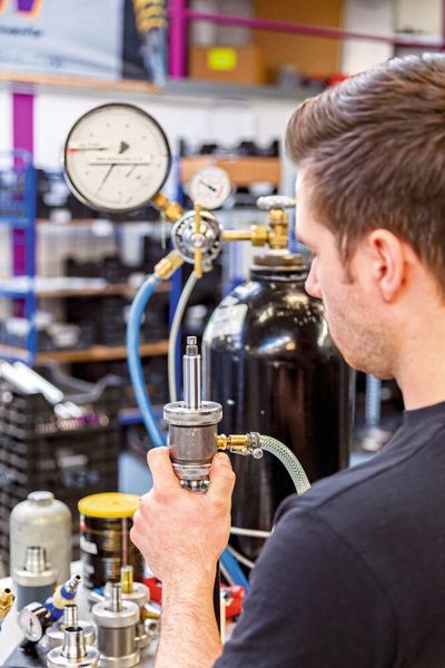 Nach dem Zusammenbau des Dämpfers folgt die Befüllung mit Dämpferöl. (Bild: KW Automotive)