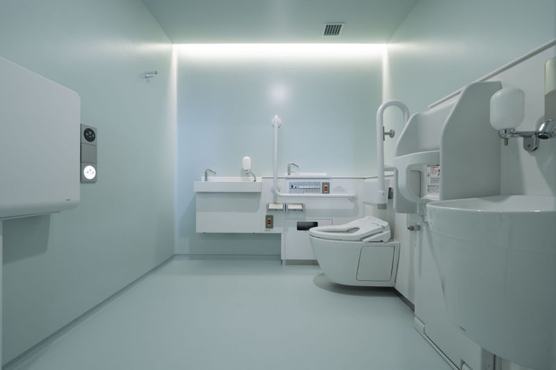 Die barrierefreien Kabinen werden über automatische Schiebetüren betreten. Alle Toiletten der Sanitäranlage sind mit Washlets von TOTO ausgestattet. Zudem gibt es kompakte, von TOTO entwickelte barrierefreie Toilettenpakete, die allen Menschen mit Rollstuhl oder mit einem Stoma den Zugang erleichtern. (Standort: Urasando/Designer: Marc Newson). (Bild: The Nippon Foundation / TOTO Ltd.)
