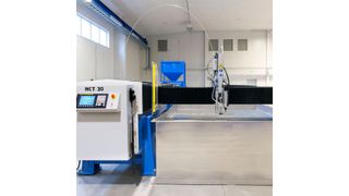 Highlight der Water Jet Annual Show war eine große 5-Achsen-Maschine, konstruiert für das dreidimensionale Schneiden in verschiedenen Arbeitsebenen. (Bild: Waterjet Sweden)