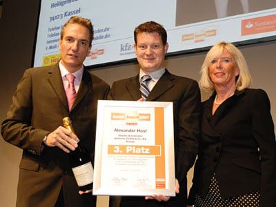 Junior Award, Platz 3: Alexander Host, mit Marion Johl von Sponsor Santander Consumer Bank (Archiv: Vogel Business Media)