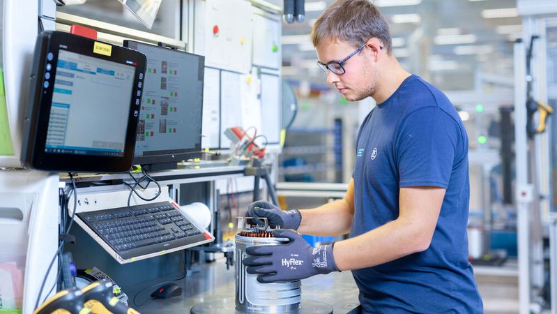 Das ZF-Werk in Schweinfurt wurde immer weiter ausgebaut, um die Nachfrage nach E-Maschinen bedienen zu können. (Bild:  Anand Anders/ZF)