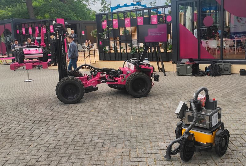 Vor einer der Hallen zeigte die Telekom autonome Industriefahrzeuge, die über 5G kommunizieren. (Bild: Vogel IT-Medien)