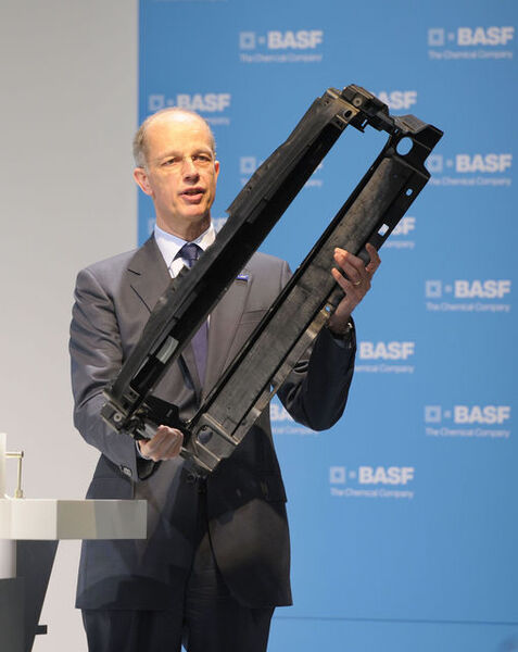 Vorstandsvorsitzender Dr. Kurt Bock präsentiert den Frontendmontageträger für den VW Golf 7 aus BASF-Kunststoff, der mit der Simulationsmethode Ultrasim entworfen wurde. (Bild: BASF / Kunz)
