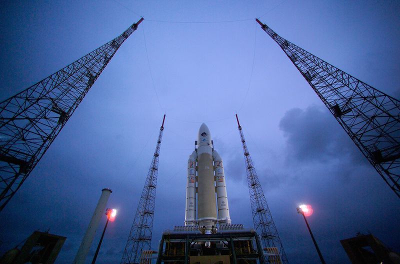 Die Ariane 5 G+ während der letzten Startvorbereitungen am Abend des 24.02.2004. Der erfolgreiche Start der Rosetta-Mission vom Europäischen Weltraumbahnhof Kourou in Französisch-Guyana fand am 02.03. statt. (Bild: ESA/S. Corvaja.)