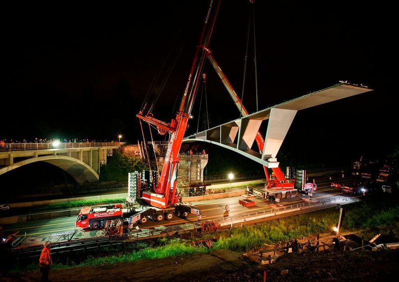 Scholpp
Präzise und zuverlässige Kran- und Transportdienstleistungen sind seit über 60 Jahren die Kernkompetenz von Schlopp. Das inhabergeführte Unternehmen mit Sitz in Stuttgart ist führend in der Region. „In einem dynamischen Marktumfeld wurde die Marke Schlopp stetig weiterentwickelt und so an die Veränderungen angepasst, dass sie aus dem Markt markant hervorsticht. Vom aussagekräftigen Markenkern ›Maßarbeit mit schwerster Last!‹ bis hin zum zeitgemäßen Corporate Design, das in hohem Maß die so dienstleistungsorientierte wie sympathische Markenidentität stärkt – und das nach außen und nach innen“, so die Begründung der Jury des German Brand Award. (German Brand Award)
