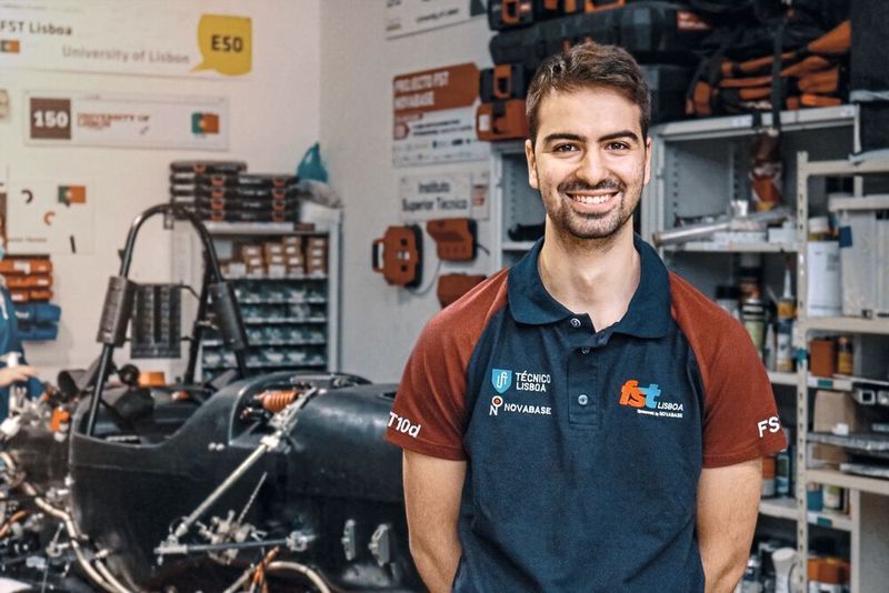 «Beim Bau von Rennwagen sind die Anforderungen an die Komponenten geringes Gewicht und hohe Belastbarkeit. Mit selektivem Lasersintern (SLS) können wir beides erreichen.» Miguel Lourenço, Technischer Leiter für elektrische Systeme, FST Lisboa (FST Lisboa)